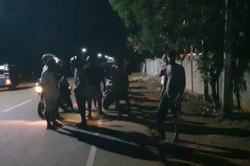 தம்பதியர் பயணித்த மோட்டார் சைக்கிள் ; தீ விபத்தில் நாசம்