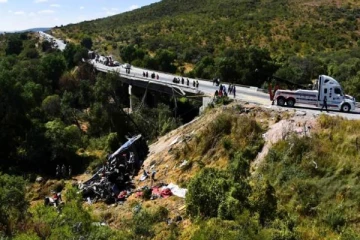 சுற்றுலா பேருந்து லொறி மீது மோதி பயங்கர விபத்து... 24 பேர் உயிரிழப்பு! அதிர்ச்சி சம்பவம்