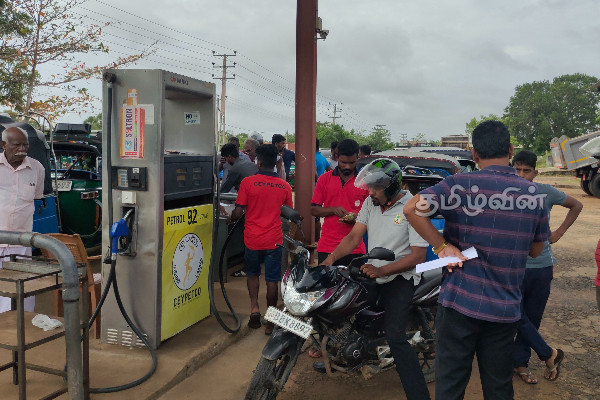 கியூ.ஆர் அட்டை முறை மூலம் எரிபொருள் விநியோகம்(video) | Trinco Petrol Supply