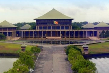 නව මන්ත්‍රීවරයෙක් දිවුරුම් දෙයි..!