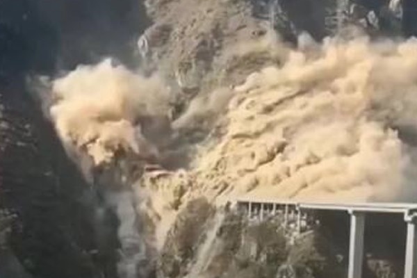 சீனாவில் புதிதாக கட்டப்பட்ட பிரம்மாண்ட பாலம்: இடிந்து விழுந்த பரபரப்பு காட்சிகள் | New Bridge Collapsed In China After Landslides