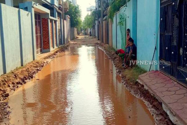 கல்முனை வீதியின் இன்றைய அவல நிலை: மக்கள் விசனம்! | Kalmunai Street Suspension Of Road Reconstruction
