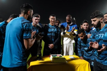 அல் நஸர் கிளப்பில் முதல் பிறந்தநாளை கேக் வெட்டி கொண்டாடிய ரொனால்டோ: வீடியோ