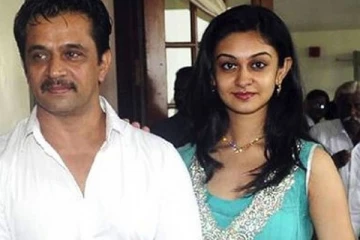 தன் அப்பா அர்ஜுனின் திருமண நாளை கேக் வெட்டி கொண்டாடிய ஐஸ்வர்யா..