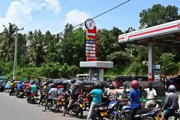 இலங்கையில் அதிகரிக்கும் எரிபொருள் வரிசை மரணங்கள்; மூன்று நாட்களாக காத்திருந்தவர் திடீர் உயிரிழப்பு | Sri Lanka S Increasing Fuel Row Deaths