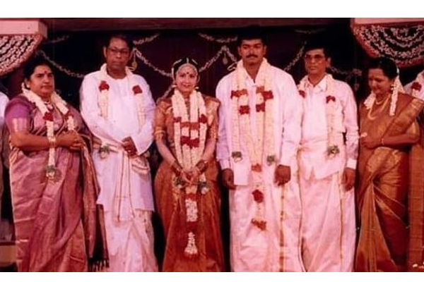 நடிகர் விஜய்யின் மாமனார், மாமியாரை பார்த்துள்ளீர்களா.. வெளிவந்த புகைப்படம் | Vijay With His Father In Law And Mother In Law