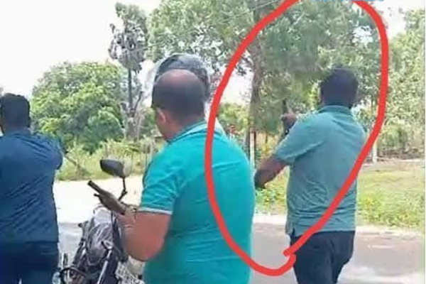 தமிழர் பகுதியொன்றில் அதிகாரிகள் அடாவடித்தனம் ; துப்பாக்கியுடன் மக்களை விரட்டியதால் பரபரப்பு | Officials Brutality In A Tamil Area