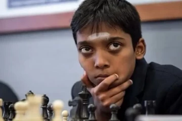 விபூதி பட்டையுடன் உலகை வியக்கவைத்த  16 வயது  பிரக்ஞானந்தா!  நம்பர் 1 சதுரங்க வீரரை வீழ்த்தி சாதனை