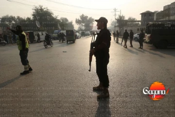 පකිස්තානයේ පොලිස් රථයක් ගිනිබත් කරමින් නිලධාරීන් 5ක් ඝාතනය වෙයි