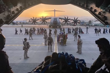 பிரித்தானியாவின் கடைசி மீட்பு விமானம் இன்று புறப்படுகிறது; ஆப்கானிஸ்தானில் மீட்புப் பனி இன்றோடு நிறைவு