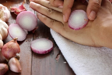 தேனீ கொட்டினால் விஷம் இறங்க உடனே இதை செய்யுங்க!