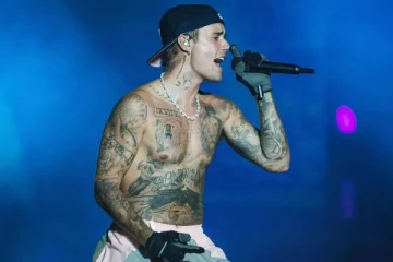 2.5 ஏக்கரில் வீடு, நீச்சல் குளம், தியேட்டர் என கண்ணாடி வீட்டில் வாழும் பிரபல பாடகர் - அவருடைய சொத்து மதிப்பு?