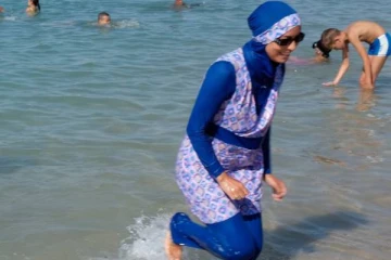 பிரான்ஸில் புர்கினி நீச்சல் உடை அணிவது தொடர்பில் நீதிமன்றம் அதிரடி உத்தரவு!