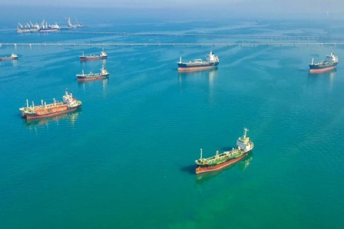 வளைகுடாவில் அமெரிக்காவின் இரகசிய எண்ணெய் நடவடிக்கை? செயற்கைக்கோள் படங்கள் வெளியிடும் உண்மை | America S Secret Oil Operation In The Gulf