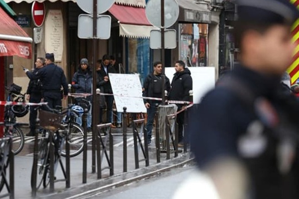 பிரான்ஸில் காயமடைந்த நபரை வீதியில் வீசிய குழு! | A Group Threw An Person On The Street In France