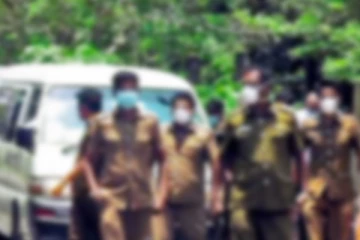 கம்பகாவில் கொரோனா உச்சம்  - பொது சுகாதார பரிசோதகர்களுக்கும்  தொற்று