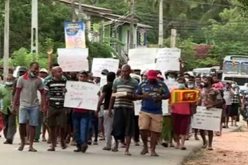 කෘෂිකර්ම රාජ්ය අමාත්ය ශාන්ත බණ්ඩාරටත් ප්රදේශවාසීන්ගෙන් විරෝධයක් - නිවස අවට පොලිස් ආරක්ෂාවත් දාලා.. (VIDEO)