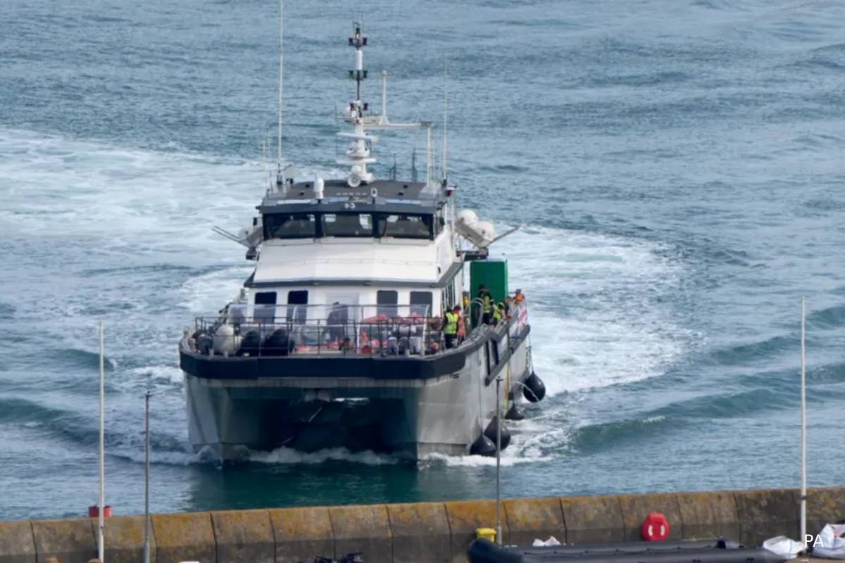 ஒரே படகில் 106 புலம்பெயர்வோர்: மீட்ட பிரான்ஸ் கடற்படை | French Coastguard Rescues 106 Migrants