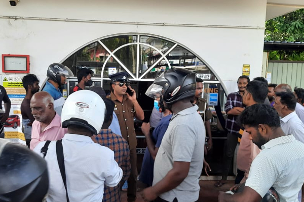 யாழில் முரண்பட்டு வீதிமறியல் போராட்டத்தில் ஈடுபட்ட மக்கள்- உடனடியாக விரைந்த காவல்துறை!