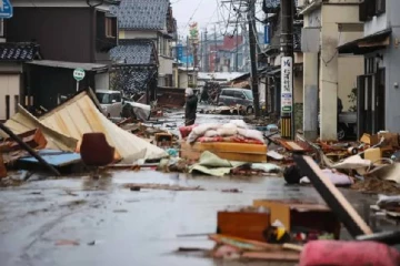 ஜப்பானில் இடிபாடுகளில் 5 நாட்களாக சிக்கியிருந்த 90 வயது மூதாட்டி உயிருடன் மீட்பு!