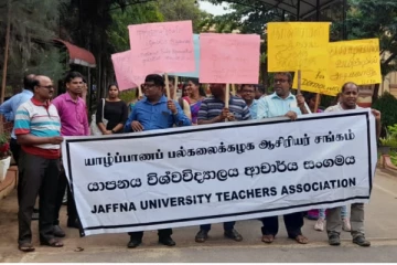 யாழ்.பல்கலைக்கழகத்தின் விரிவுரையாளர்கள் போராட்டம் (photos)