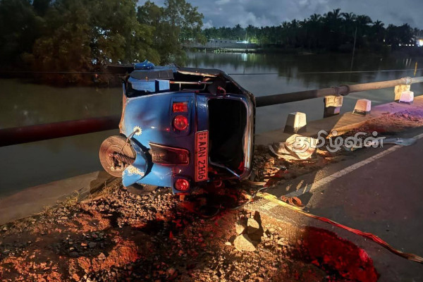 வெள்ளம் ஏற்படுத்திய பள்ளத்தில் முச்சக்கர வண்டி கவிழ்ந்து விபத்து! | Accident Three Wheeler Overturns Flooded Ditch