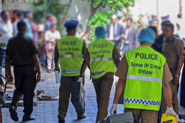 பொலிஸாருக்கு தகவல் வழங்கியவர் மீது வாள்வெட்டு - இருவர் படுகாயம் | Man Information About Drug Dealers In Vagarai