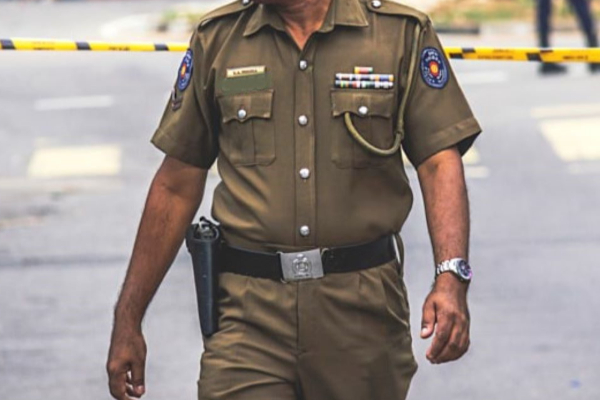 நீதிமன்றில் தந்தை சாட்சியமளிப்பதை காணொளி எடுத்த மகளுக்கு நேர்ந்த கதி | Court Fines Young Woman Filming Father S Testimony