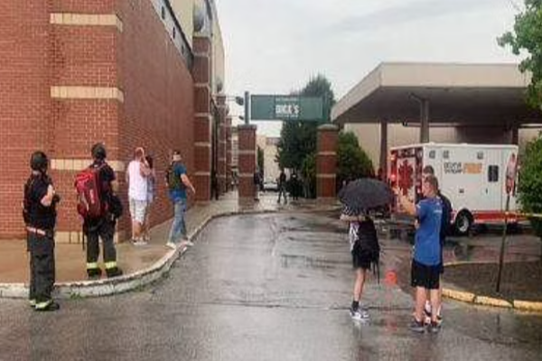 வணிக வளாகங்களில் தொடரும் துப்பாக்கிச்சூடு - 4 பேர் பலி! | Us Four Killed Two Injured In Shooting At Mall