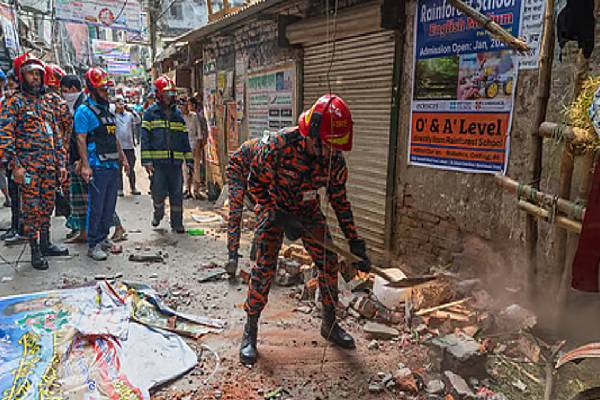 வங்கதேசத்தில் 5.4 ரிக்டர் நிலநடுக்கம் ; அதிர்வுகளில் சிக்கிய கொல்கத்தா | Kolkata Shaken 5 4 Magnitude Earthquake Bangladesh வங்கதேசத்தில் 5.4 ரிக்டர் நிலநடுக்கம் ; அதிர்வுகளில் சிக்கிய கொல்கத்தா | Kolkata Shaken 5 4 Magnitude Earthquake Bangladesh