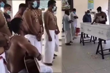 கொரோனாவால் உயிரிழந்த நண்பனின் கடைசி ஆசை... நிறைவேற்றி வழியனுப்பிய கலங்க வைக்கும் காட்சி