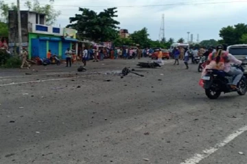 இருசக்கர வாகனத்தில் எடுத்துச்செல்லப்பட்ட பட்டாசு வெடித்து 2 பேர் உடல் சிதறி பலி