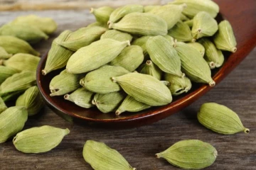 மண மணக்கும் ஏலக்காயை இப்படி பயன்படுத்தி பாருங்கள்! நன்மைகள் ஏராளம்