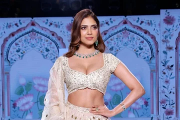 ஃபேஷன் ஷோவில் படுஹாட் உடையில் நடிகை மாளவிகா மோகனன்!