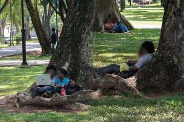 கொழும்பு விகாரமஹாதேவி பூங்காவில் அநாகரீகமாக நடந்து கொள்ளும் இளைஞர், யுவதிகள்