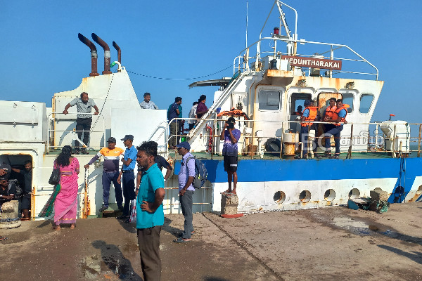 நெடுந்தீவிற்கான படகுகள் சீரின்மையால் பயணிகள் அவதி | Due To The Lack Of Repair Of The Boats To Delft நெடுந்தீவிற்கான படகுகள் சீரின்மையால் பயணிகள் அவதி | Due To The Lack Of Repair Of The Boats To Delft