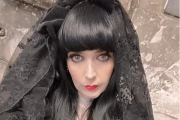 பேயை திருமணம் செய்த பிரித்தானிய பெண்! விவாகரத்து கோரும் வினோதம்