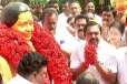 78 கிலோ கேக்: ஜெயலலிதா சிலைக்கு மாலை அணிவித்து மரியாதை