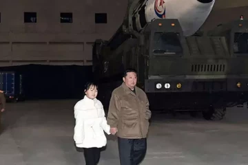 முதன்முறையாக வெளியுலகுக்கு மகளை காட்டிய கிம்!