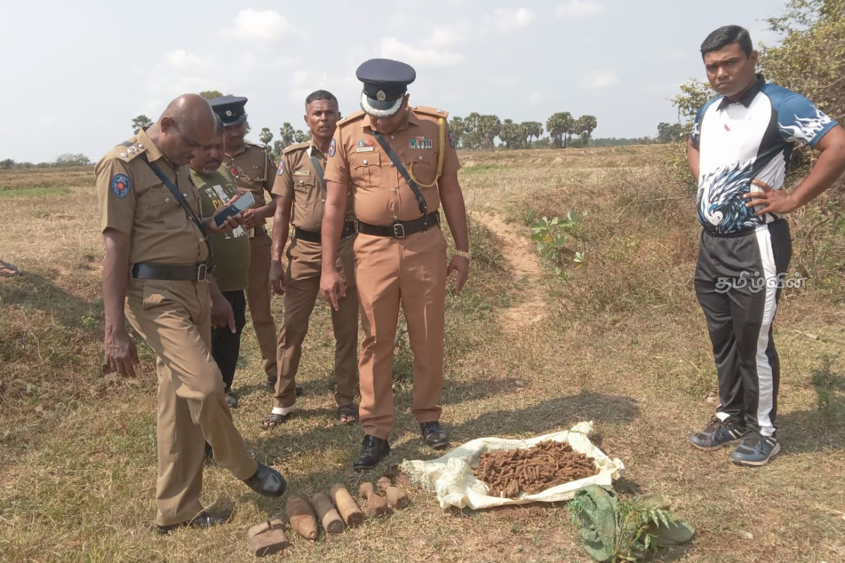 திருகோணமலை-பூநகர் கிராமத்தில் ஆயுதங்கள் மீட்பு! | Weapons Recovered In Poonagar Village