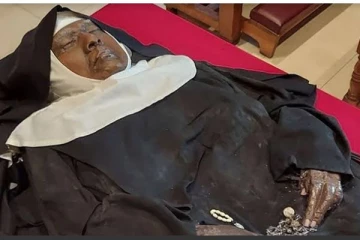 இறந்து 4 ஆண்டுகளாக கெடாமல் இருக்கும் கன்னியாஸ்திரி உடல்!