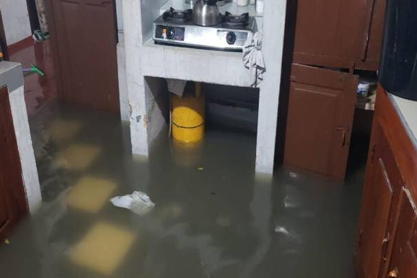 யாழின் பல இடங்களில் வெள்ளத்தால் வீடுகளிற்கு ஏற்பட்ட அவலநிலை! புகைப்படம் | Rain Water Entering A House In Mullaitivu