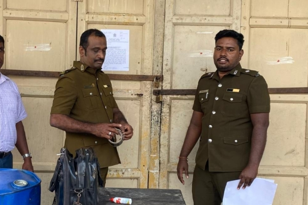 யாழ்ப்பாணத்தில் 34 குற்றச்சாட்டுகள் ; பிரபல பல்பொருள் அங்காடிக்கு சீல் வைத்த அதிகாரிகள் | Supermarket Sealed In Jaffna Health Inspectors யாழ்ப்பாணத்தில் 34 குற்றச்சாட்டுகள் ; பிரபல பல்பொருள் அங்காடிக்கு சீல் வைத்த அதிகாரிகள் | Supermarket Sealed In Jaffna Health Inspectors