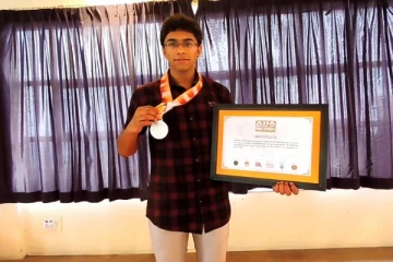 1 நிமிடத்தில் 88 முறை தோப்புகரணம் - சாதனைப் படைத்த கொடைக்கானல் மாணவர்