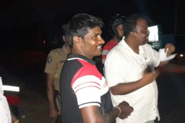 வவுனியாவில் முச்சக்கர வண்டியில் மாடு திருடிய இருவரை மக்கள் மடக்கி பிடிப்பு