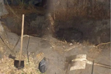 சட்டவிரோதமாக தங்கம் தேடி நிலத்தை தோண்டிய நால்வர் கைது (Photo)