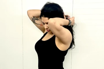 இறுதிச்சுற்று நடிகை ரித்திகா சிங் கிளாமர் ஸ்டில்கள்