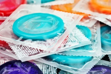 ஆணுறையால் இரு அமைச்சுக்களுக்கிடையில் மோதல்