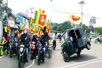 யாழில் சிங்கக் கொடியுடன் இளைஞர்கள் குறளி வித்தை - கைகட்டி வேடிக்கை பார்த்த காவல்துறையினர்