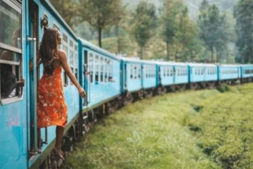 උඩරට දුම්රියේ පාපූරුවේ ගමන්ගත් තරුණියකට වෙච්ච දේ කැමරාවක සටහන් වෙයි...සංවේදී සිදුවීමක්.(VIDEO)